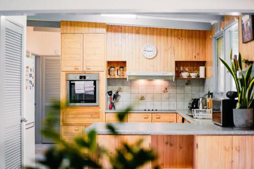 a kitchen with wooden cabinets and a counter top at Rockpool House Short stroll to St Andrews Beach in Saint Andrews Beach
