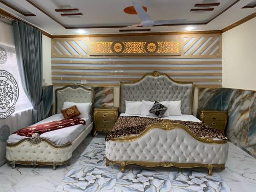Un pat sau paturi într-o cameră la Al Wasay Hotel