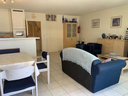 uma sala de estar com uma cama e uma cozinha em Residente TOPAZE DE PANNE GEM 1 SLPK APP LUXE AFW & Ruime parking incl em De Panne