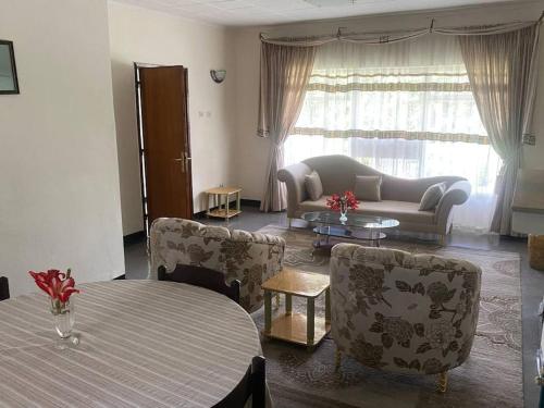 Uma área de estar em 3 Bedroom Villa with Garden in Addis Ababa Bole