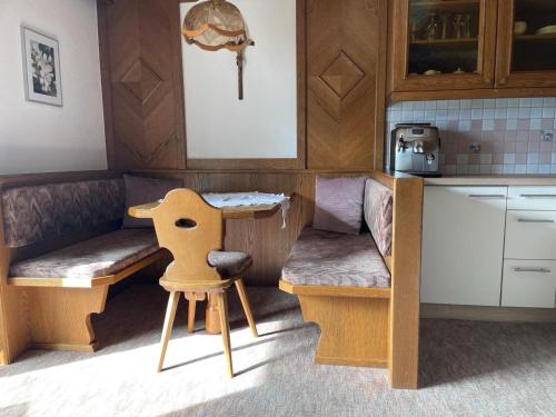 kuchnia ze stołem i krzesłem w obiekcie Ferienwohnung Reinstadler Ilse w mieście Jerzens