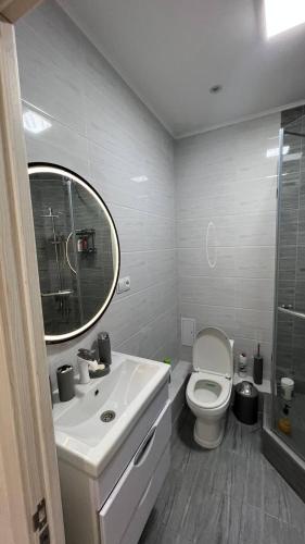 Een badkamer bij 1 к. квартира, со всеми удобствами.