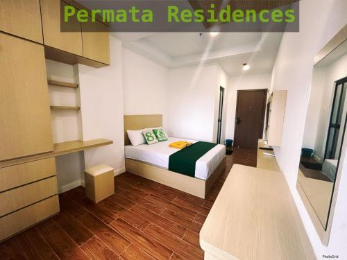 a small bedroom with a bed and a table at Apartemen Permata Residences Baloi in Nagoya