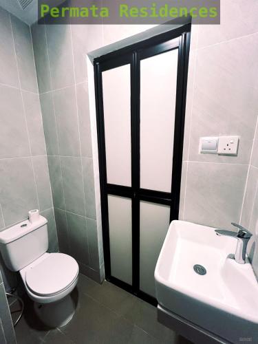 A bathroom at Apartemen Permata Residences Baloi