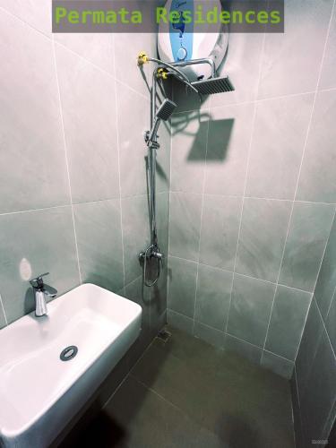 A bathroom at Apartemen Permata Residences Baloi