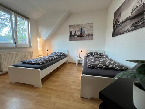Rúm í herbergi á Möblierte Wohnung mit ruhiger Terrasse in bester Lage für Feriengäste und beruflich Reisende