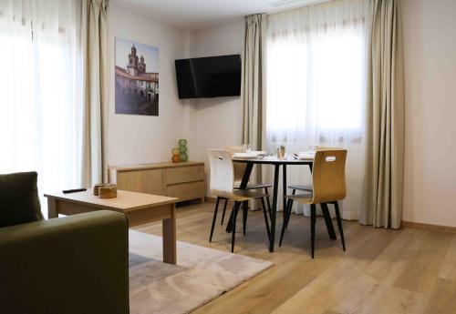- un salon avec une table à manger et des chaises dans l'établissement A Quinta de Cea - Apartamentos, à Cea