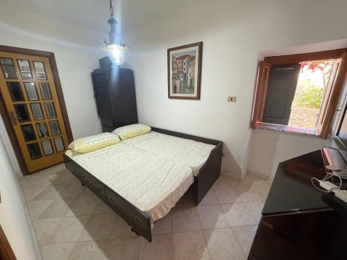 1 dormitorio con 1 cama en la esquina de una habitación en DONNA STEFANIA SEA FRONT, en Santa Maria di Castellabate
