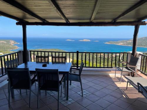 ポルト・チェルボにあるParadiso in Costa Smeraldaのテーブルと椅子、海の景色を望むバルコニー
