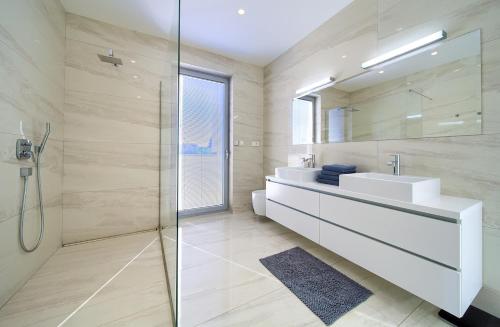 Ένα μπάνιο στο Villa Sia