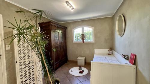 uma casa de banho com banheira e algumas plantas em Villa Saint Roch em Malaucène