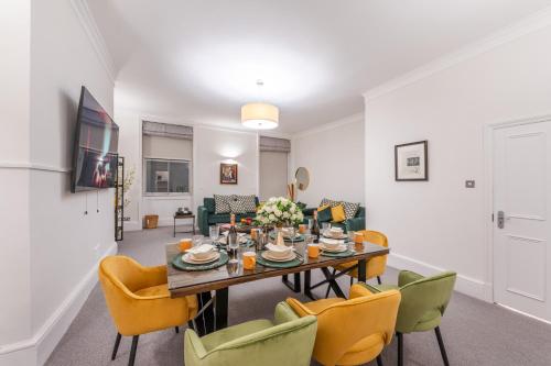 a dining room and living room with a table and chairs at Modern Elegance 1 Bedroom City Living in London 5 in London