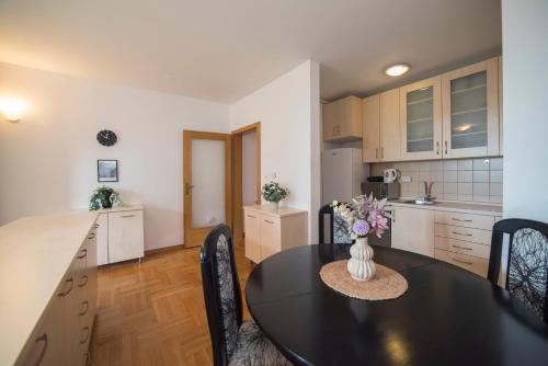 Marci Apartment - Comfortable Stay with Parking
