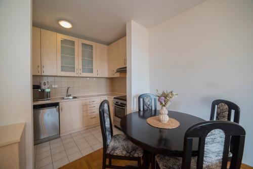 Marci Apartment - Comfortable Stay with Parking
