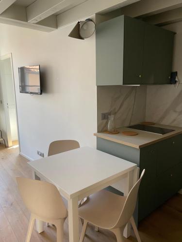 a kitchen with a white table and chairs in a room at Appartement 3 chambres Hyper centre Bayonne in Bayonne