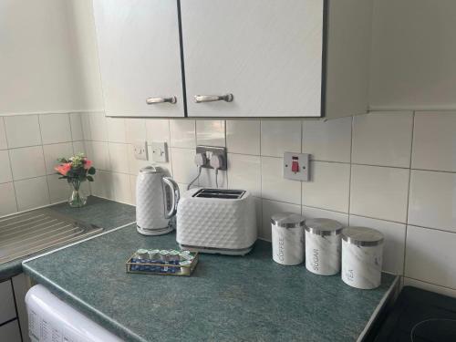 eine Küchentheke mit einem Toaster und anderen Geräten darauf in der Unterkunft Clifton Home - Newly refurbished - Perfect for contractors! in Killingbeck