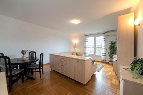 Marci Apartment - Comfortable Stay with Parking