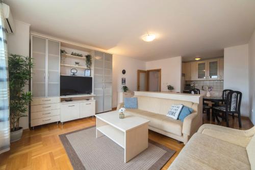 Marci Apartment - Comfortable Stay with Parking
