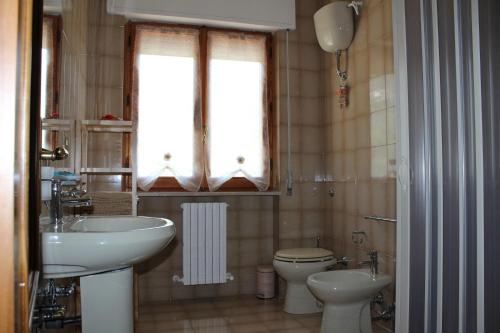 La salle de bains est pourvue d'un lavabo, de toilettes et d'une fenêtre. dans l'établissement B&B Il Melograno, à Roccacasale