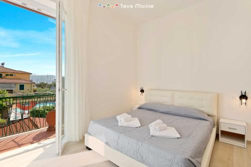 a bedroom with a bed and a balcony at Giuly House, Terre Marine in Le Grazie
