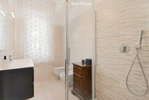 uma casa de banho com um chuveiro, um WC e um lavatório. em Giuly House, Terre Marine em Le Grazie