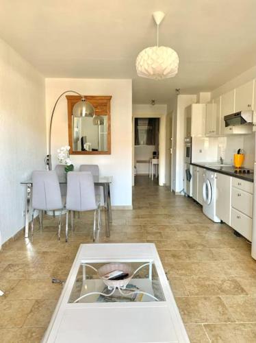 - une cuisine avec un évier au milieu d'une pièce dans l'établissement Appartement centre ville - 4p, à LʼÎle-Rousse