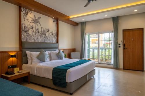 1 dormitorio con cama grande y ventana grande en The Fern Wisteria Resort, Dhari, en Dhāri