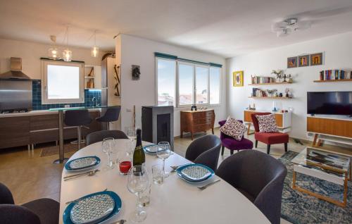 a living room with a table with wine glasses on it at Casa Gianni in SantʼAntìoco
