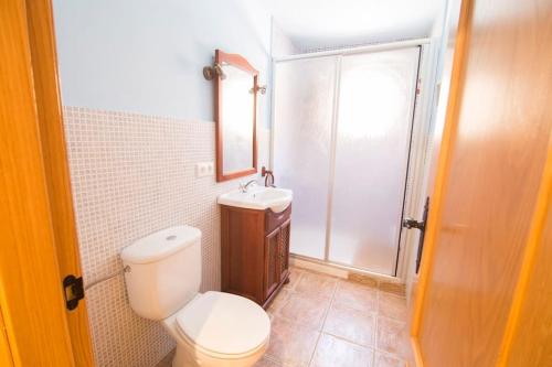 uma casa de banho com um WC, um lavatório e um chuveiro em Casa en Las Minas de Ojos Negros em Ojos Negros