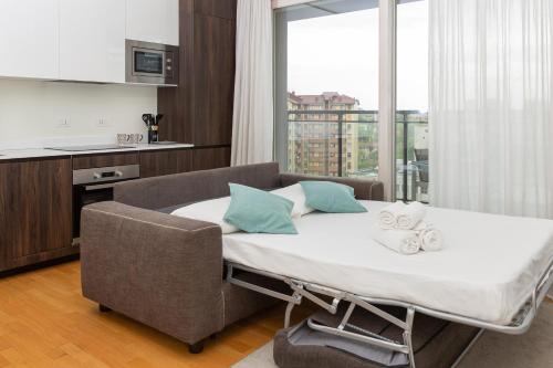 un lit d'hôpital dans une chambre avec fenêtre dans l'établissement Gym and Pool Exclusive Apartment, à Milan