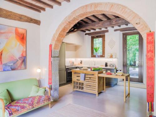 Pian di ScòにあるPure Land Villa with private poolのアーチ道とテーブル付きのキッチン