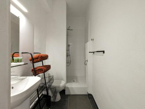 Baño blanco con aseo y lavamanos en A CASA ROSSA L'Olivier, en Saint-Paul-de-Vence