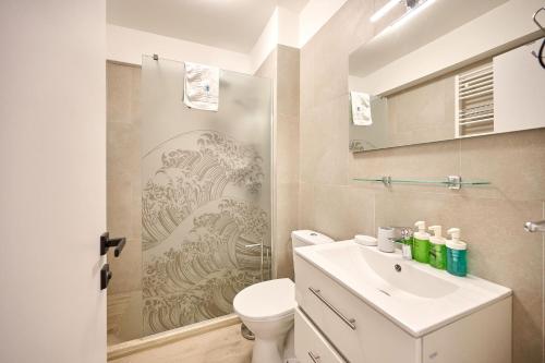 Et badeværelse på Sunset View Apartment in Infinity Beach Resort - parking