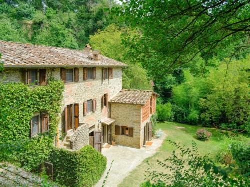Pian di ScòにあるPure Land Villa with private poolの森林地の古石造りの家