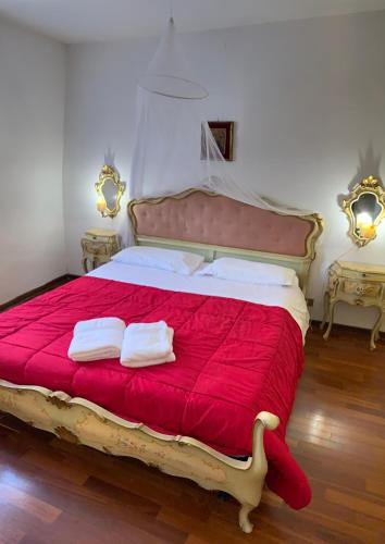 Eagle's Nest Venice Guest House tesisinde bir odada yatak veya yataklar