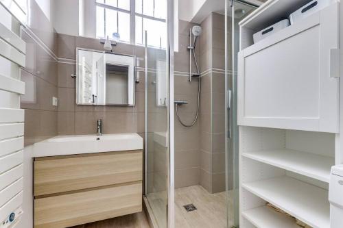 a bathroom with a sink and a shower at L'Ecrin - Lumineux et Vues splendides -Batignolles in Paris