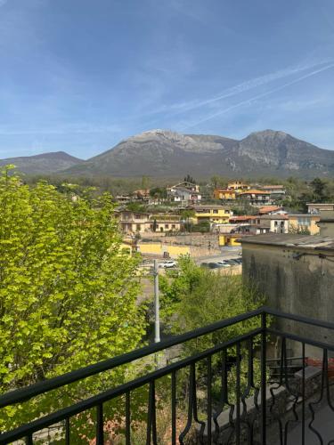 a view of a town with mountains in the background at Cielo e terra casina panoramica in Collepardo