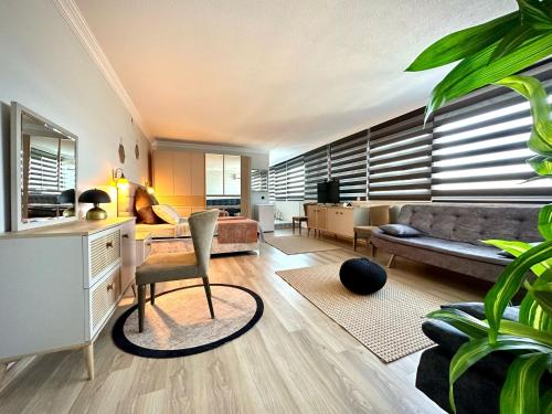 una sala de estar con un sofá y una mesa en HEAVEN BEACH OTEL, en Marmaris