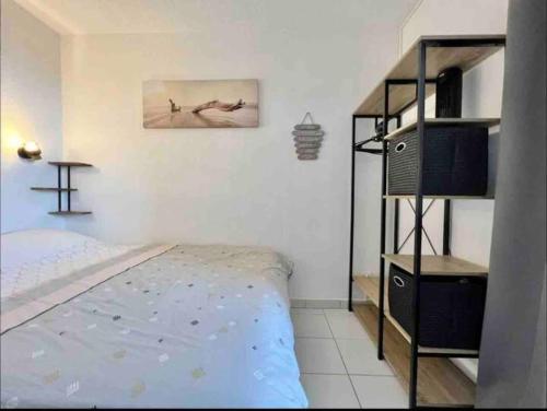 - une chambre avec des lits superposés et une échelle dans l'établissement Appart vue mer et Esterel-Piscine, à Saint-Raphaël