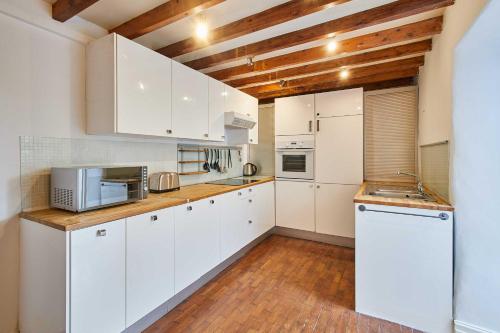 Kuchyň nebo kuchyňský kout v ubytování Host & Stay - Trefor Cottage