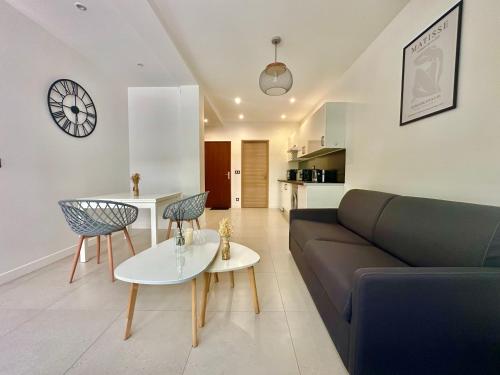 un salon avec un canapé et une table dans l'établissement Grand studio rénové proche mer !, à Nice