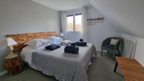 una camera da letto con un letto con due sacchi sopra di Les Balcons du Canet a Gonneville-sur-Honfleur