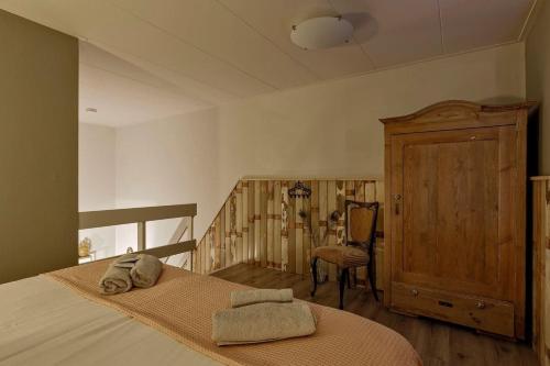 a bedroom with a bed with towels on it at Wolfsveld - dicht bij strand en duinen! in Castricum