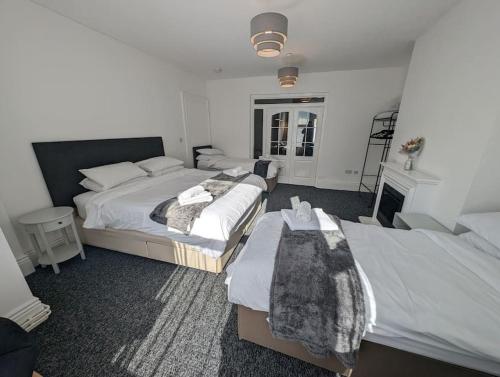 - une chambre d'hôtel avec 2 lits et une cheminée dans l'établissement Seaview House - Flat one, à Lowestoft