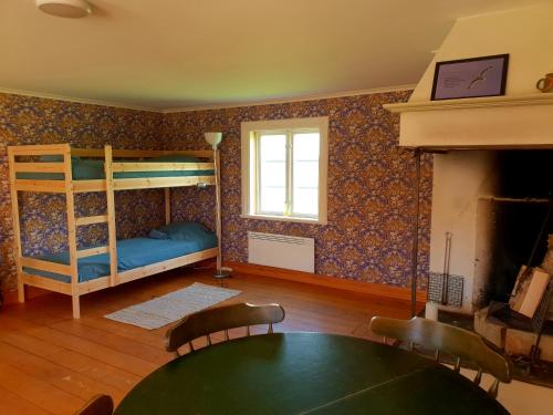 ein Wohnzimmer mit einem Tisch und einem Etagenbett in der Unterkunft Pilgrimscenter 