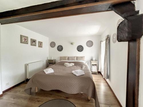 a bedroom with a bed with two towels on it at Gite La Clef des Champs in Montpinchon