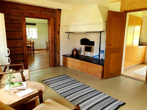ein Wohnzimmer mit einem Sofa und einem Tisch mit einem Teppich in der Unterkunft Pilgrimscenter 