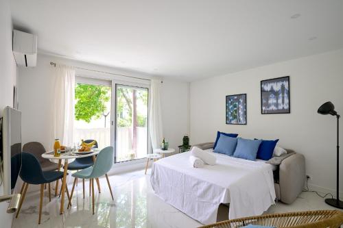 a bedroom with a bed and a table and chairs at Appartement Paisible Climatisé in Malakoff