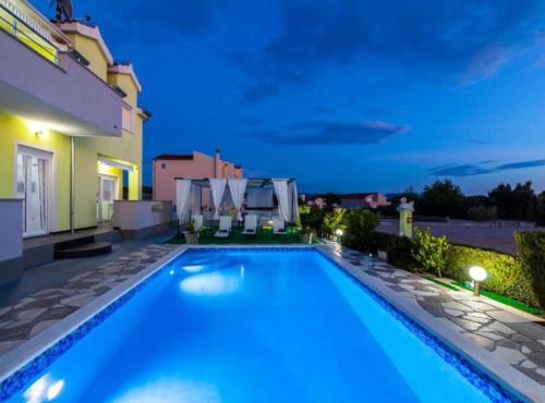 una piscina en una villa por la noche en Villa Ava, en Šibenik