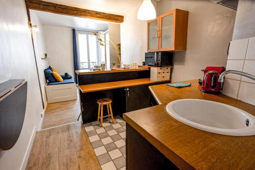 une petite cuisine avec un comptoir et un évier dans l'établissement Cosy Beautiful Studio Heart of Paris Saint-Germain des Prés, à Paris